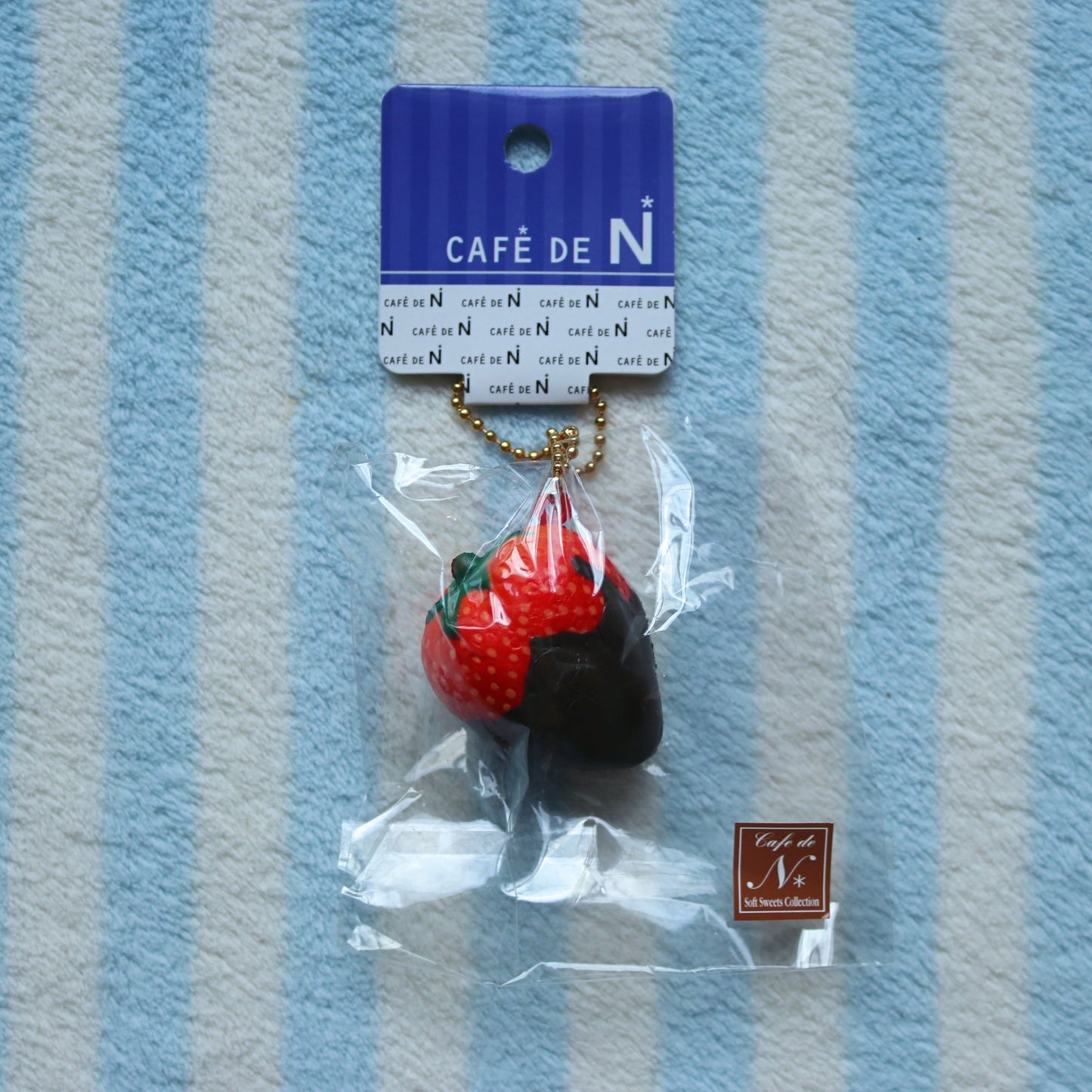 Cafe de N Chocolate Dipped Strawberry Squishy